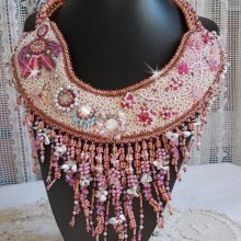 Collier plastron Rose Royale, brodé avec des perles semi-précieuses, cristal de Swarovski et diverses perles de qualité façon Haute-Couture
